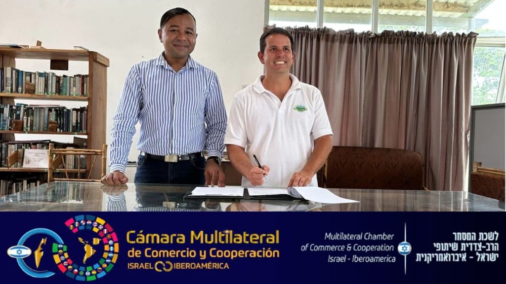 firma Convenio CILIB Asociación San Luis de Monteverde, CR